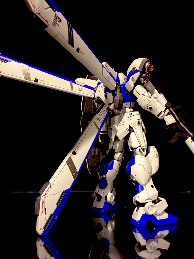 バックショット1。バックパックはガンダムっぽくグレーの基部に追加装甲で青と白のブースターを付けてる感じにカラーリング変更。肩とふくらはぎの大型バーニアはメタルパーツ付けました。このキット唯一のイケてないモナカ構造のシュツルムブースター。設定だと真っ白なので本体に合わせて青と白のツートンに。