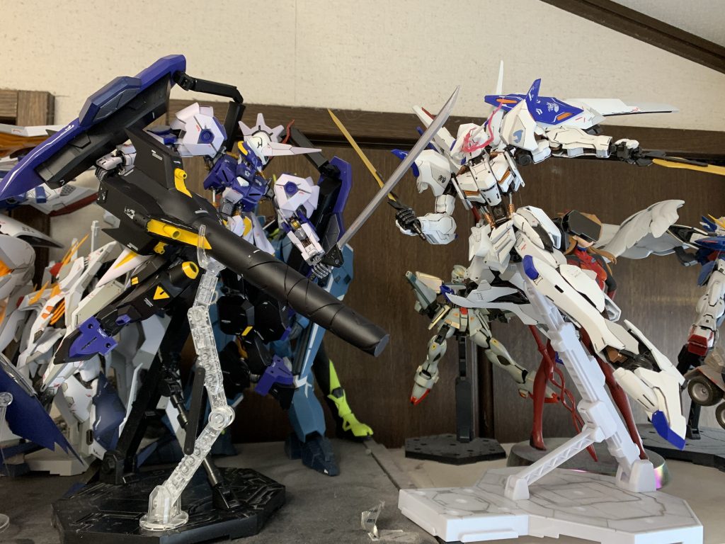 撮影ブースじゃ入らなかったのでごちゃごちゃしてますが1/100スケールでキマリスヴィダールとバエルを並べられて満足です。