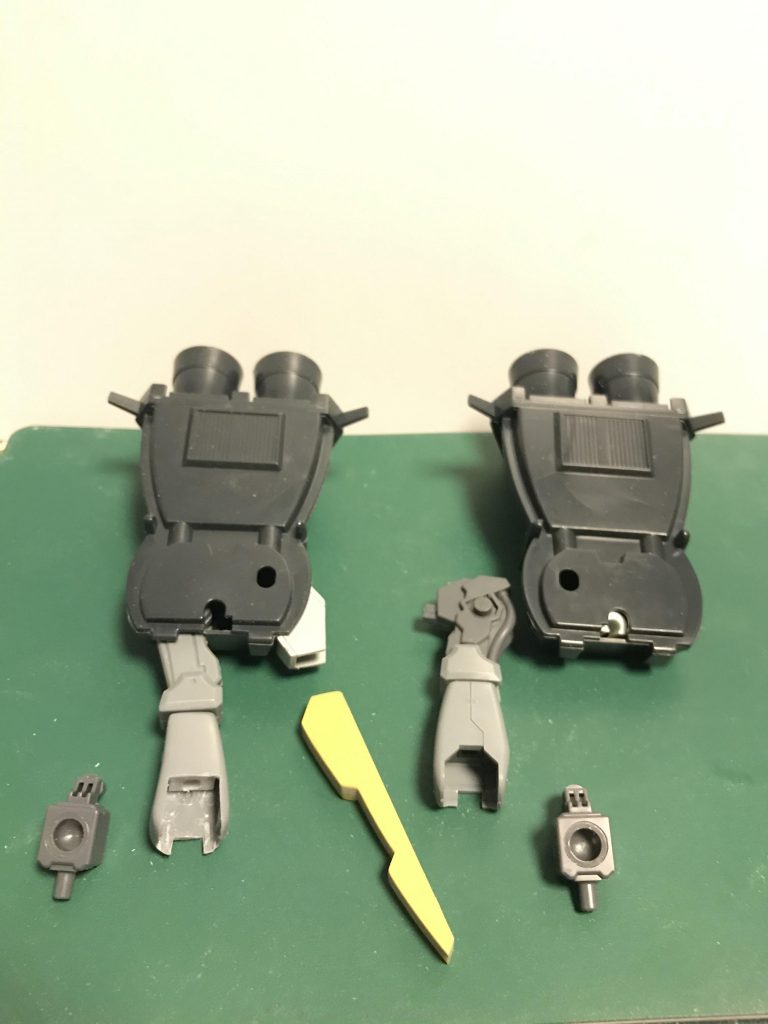 脚も同様に旧キットをベースに加工しました〜太ももの付け根だけ共通にしましたブースターの内側は旧キットでもHGUCのでもディテールが違う為変更しました〜脚は左が旧キット、右がHGUCです