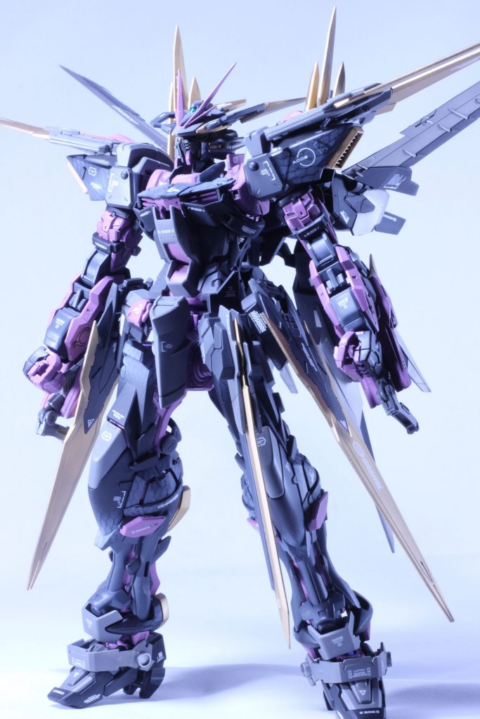 左脚根元にユニコーンのパーツその他で謎のブレードを装着 足首にはフリーダムのパーツと、ヒールにこれまたユニコーンのパーツでハイヒール化 元々ディテールが多いので情報量盛りだくさん(~¯︶¯)~