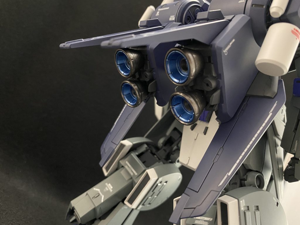 バーニアはガイアヘキサフレームガンメタル。内部はスターブライトシルバーの上にクリアーブルーとパープルを少量混ぜたものを塗装。最後にクリアーを吹いてツヤツヤにしました。