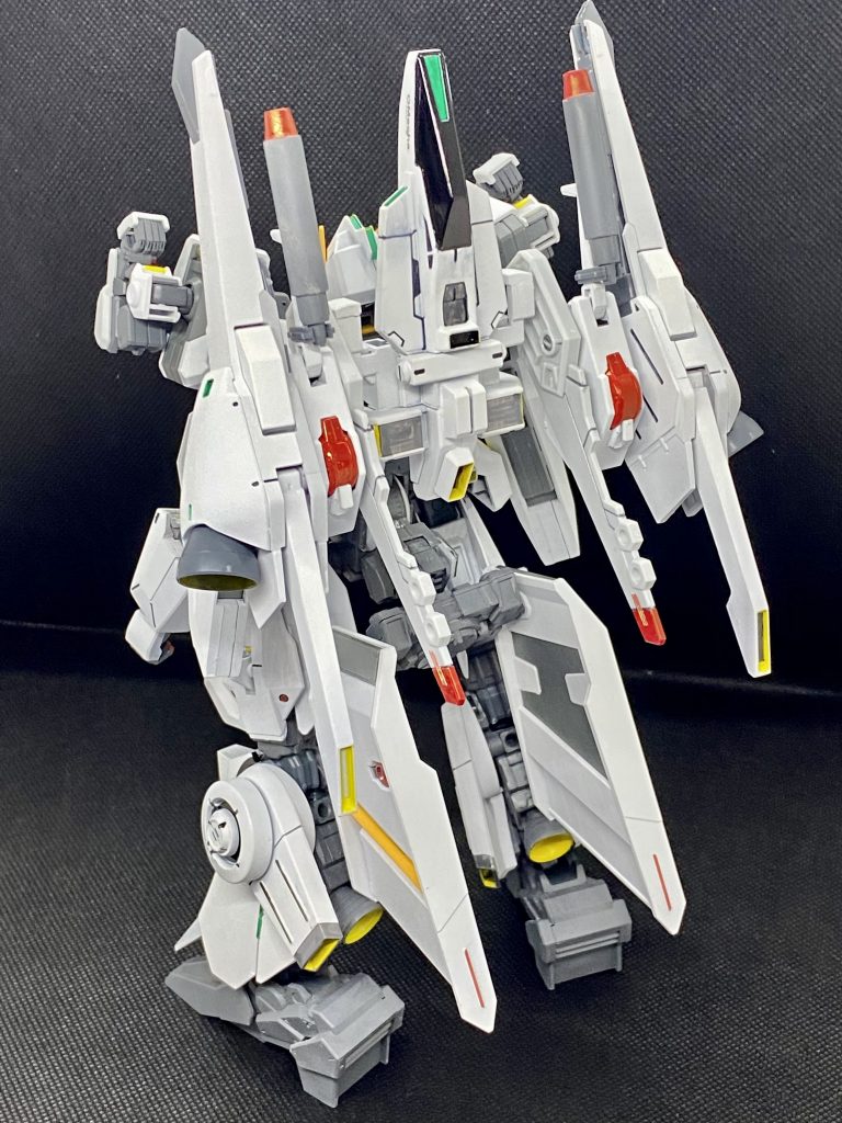 背面は腰スラスターの位置やらブーストポッドやら、1番いじくりまわしました。ドーベンウルフのバックユニットを装着する関係上、ブーストポッドそのままだと可動域やら見た目やら、色々と微妙だったので大胆に改造。多分リゼルの可変パーツかなんかと、ビルドMk-Ⅱのバックパックパーツ等を使用。本来腰アーマーに付いているスラスターユニットは30MMのパーツを使ってフレキシブルに稼働するように仕上げました。後方は重量が寄りましたが自立には問題ありません。