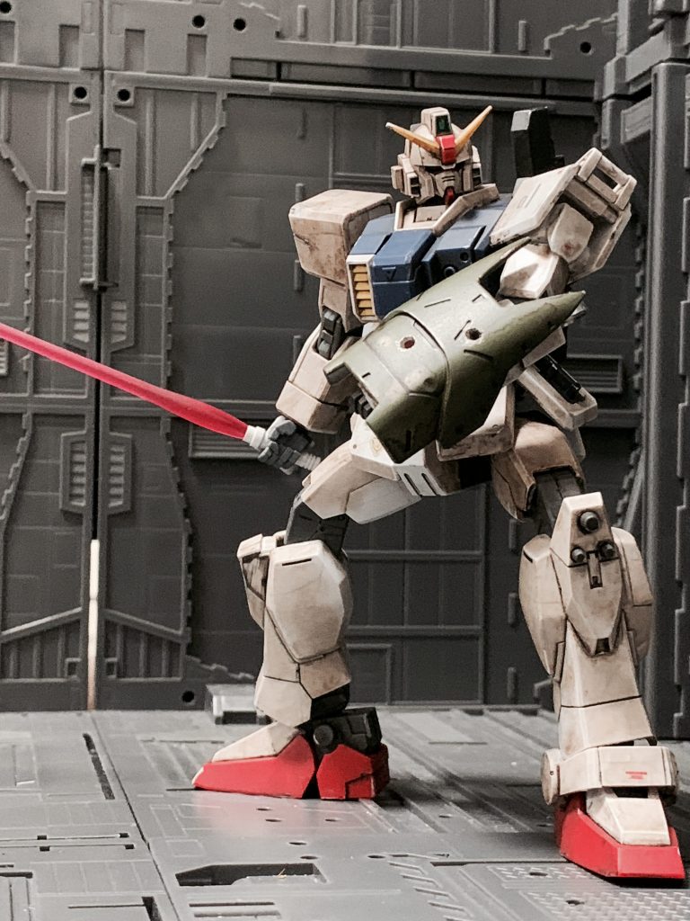 ビームサーベル。右脚側は損失してしまっているため、左脚部のほうにしかビームサーベルがありません。