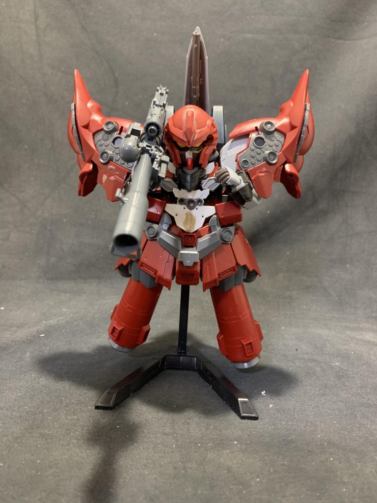 シナンジュとスタインのボディ形状があまりにも違ったのでHGのものに置き換えてボディパーツ(上半身のみ)を切り刻みながらSD化してみました。下半身は見えなくなるのとクリアランスの関係でシナンジュのまま色だけ変えました。