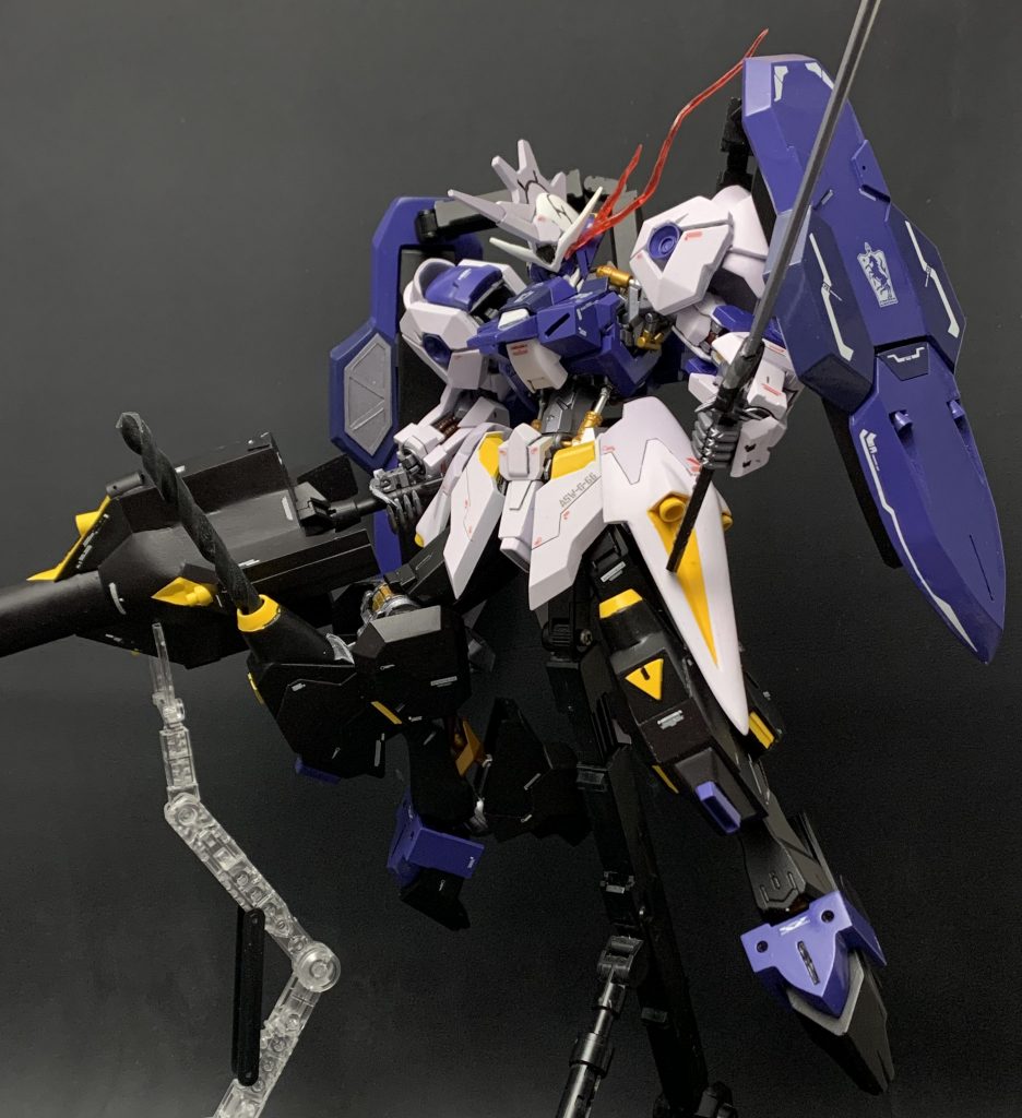 1番気に入ってるポーズ眼光エフェクトはhgのビームサーベルのエフェクトを削って形を整えた物をクリアレッドで塗装したものです。