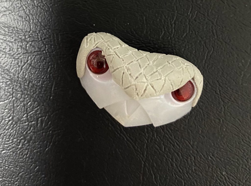 鱗の感じを出すため、パテ盛り→筋彫りをしています。 