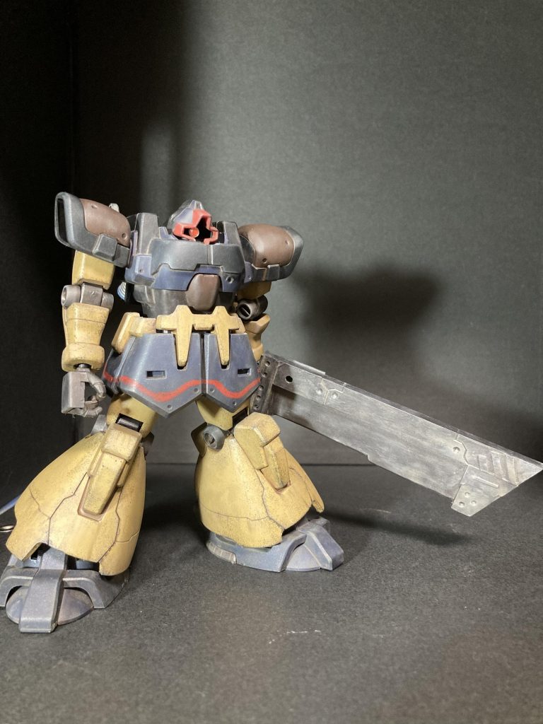 大剣はプラ板スクラッチです。大型ヒートソードの試験型ということで、ヒートしない鈍器型の大剣という設定で無骨な感じにしました。というかデザインのセンスがないため、ある有名なゲームの主役が持ってる大剣を参考にしましたw水性ホビーカラーの焼鉄色で塗装してます。今回は初のドム系機体を作ったのですが、諸先輩方のドムトローペンの作品をパクり‥いえ！参考に！モノアイ可動化、肩関節ボールジョイント化、首下げ、股関節2mm程下にずらす、開脚できるようにする、各部合わせ目消し、等々の工作を行いました。自分の未熟さもあり、肩関節の加工上ボディの合わせ目消しを行うことができず、首下げも上手いこと首の部分を切り取ることができず‥。精進します！