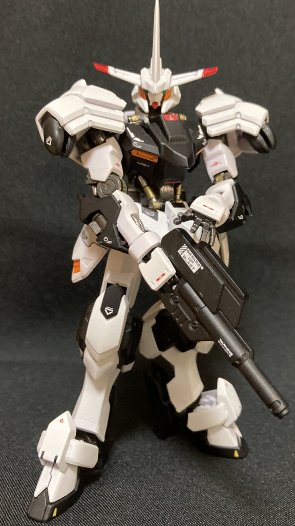 端白星の足首にある謎のアーマーはサイドアーマーとして使い、腰のブースターとシールドは排除。今回のカラーイメージはズバリ「パトレイバー」ですっ!アンテナの両端はメタリックレッドで塗ってポリス感を。