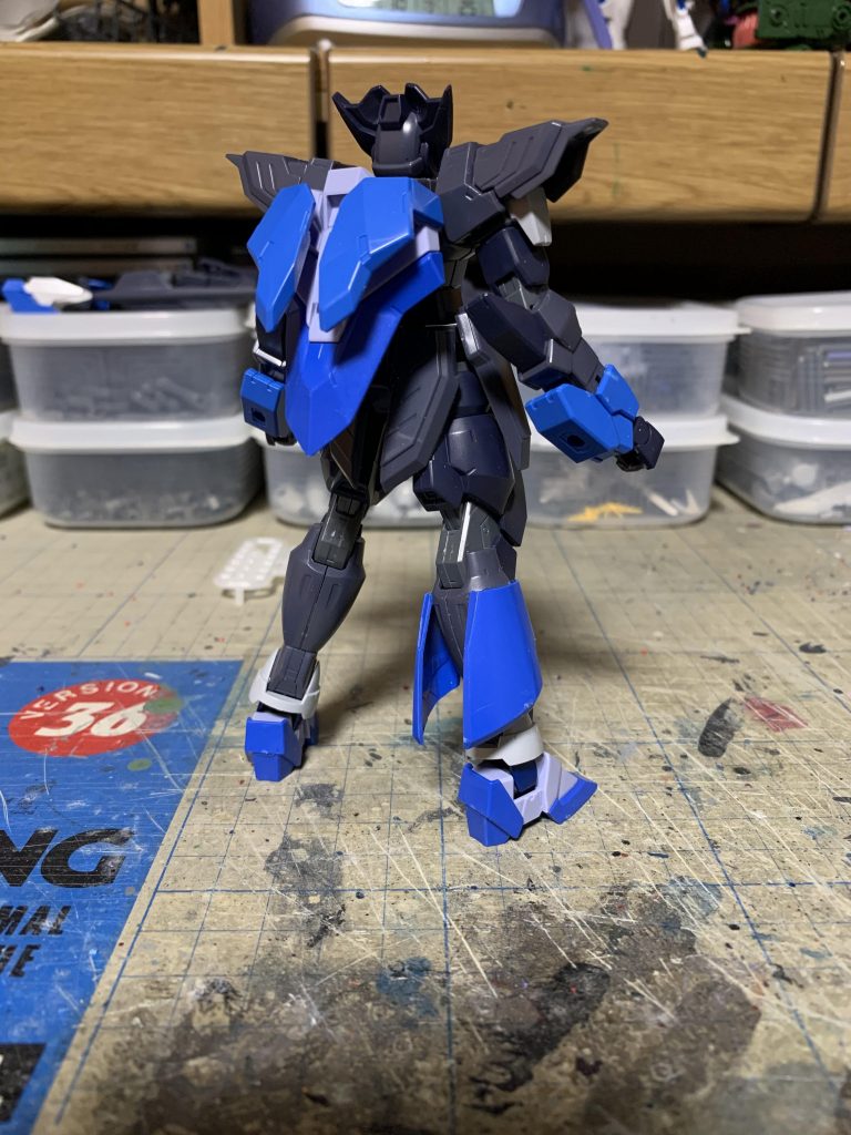 制作開始時。AGE-FXのパーツやアースリィアーマーを切り貼りして配置していきます。腕にはアースリィアーマーをそのまま持ってきました。このままだと背中のパーツが昆虫の甲殻みたいに見えてきますw