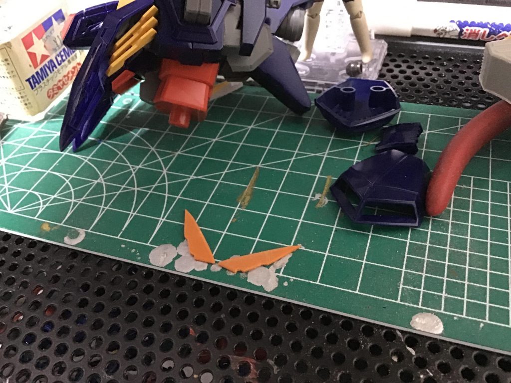 胸のアンテナは、キットのAのランナータグから削り出し。