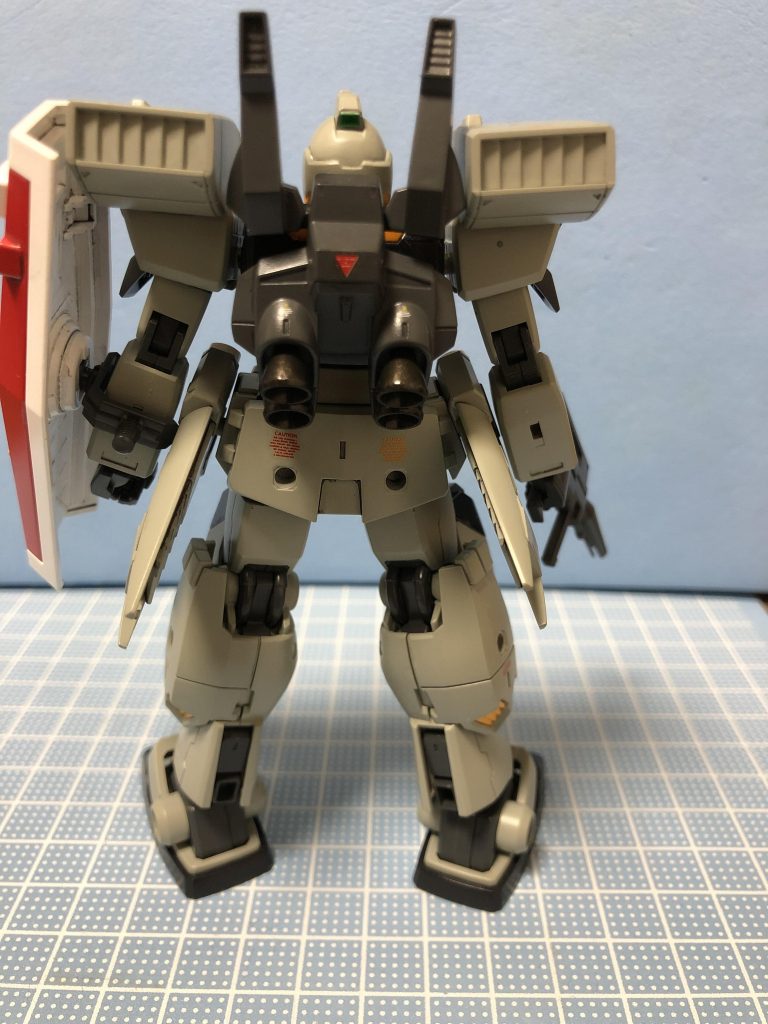 背面です。こちらもうるさくならない程度にデカールを貼っています(少ないかも)。因みにビームマスターだとバックパックのビームサーベル収納部がアンテナでしたが、こちらはそのままビームサーベル収納部にしてます。