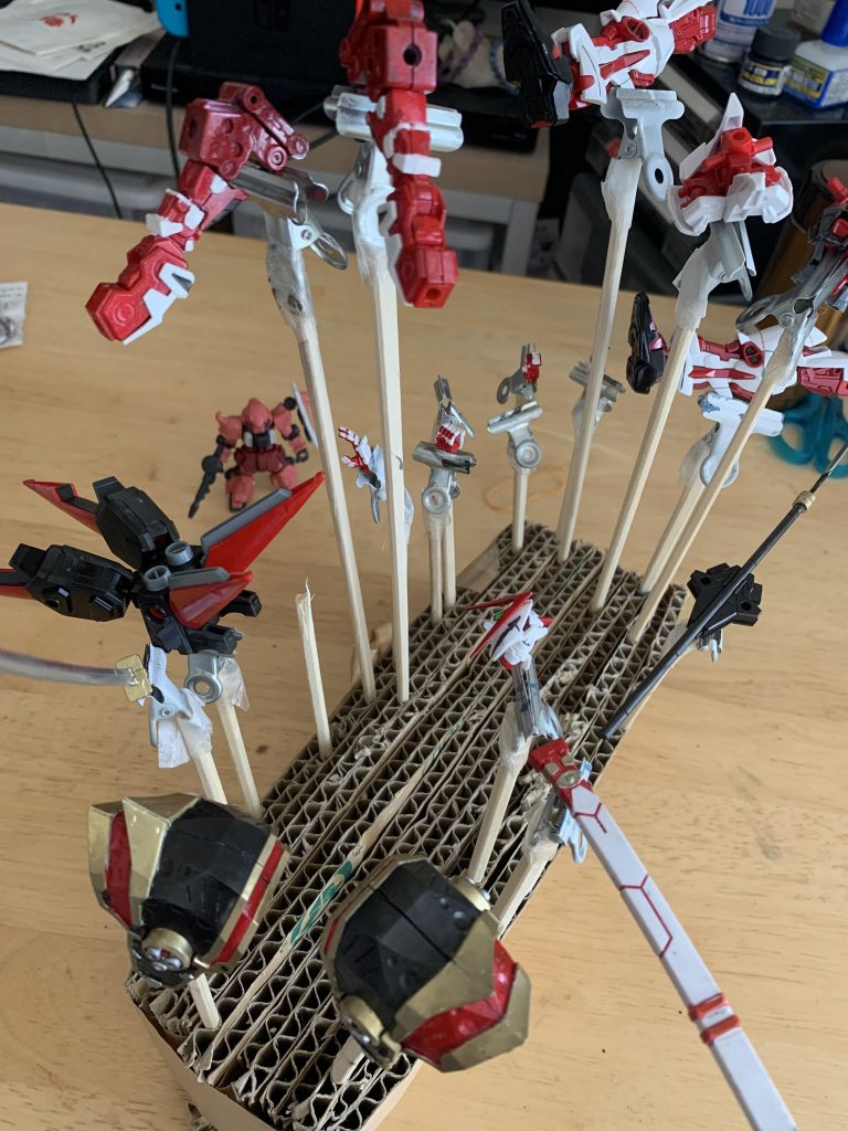 筆で塗装、光沢のトップコートを吹いてます。