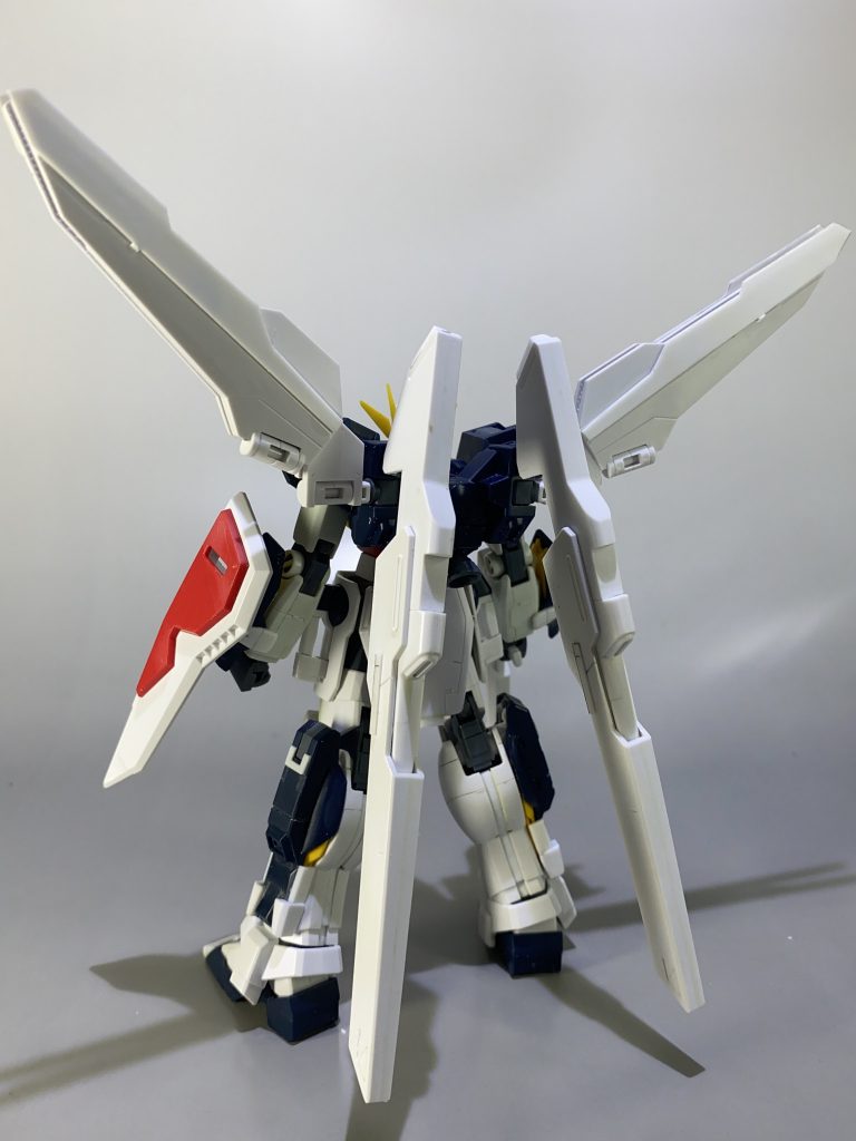 腕はHGUCガンダムから移植、脚は接合面に2ミリ厚プラ板を挟んでそれぞれボリュームアップしました。