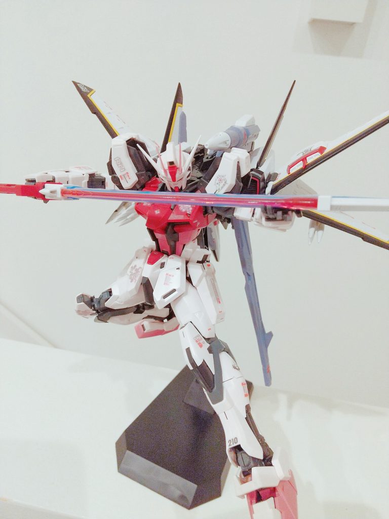 全身の白い部分も、実際は薄いピンクなので、写真以上に鮮やかです。ポージングもかなり派手に動かせます。