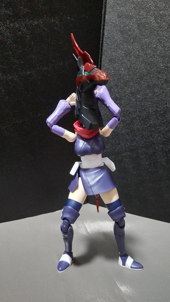 シャドウアヤメ、今一着でレースを制しました!おおっと、余裕のポーズを取っています。