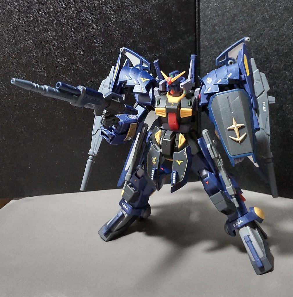 ・アサルトライフルビーム兵器は十分あるという事で、装備している専用ライフル(実弾)単射連射モードの切替が可能で、威力もジム・ライフルより高い。・ガントレットシールド左腕にガンダムmkⅡのシールドの下半分のみ装着したものだが、小回りが利いて扱いやすい。