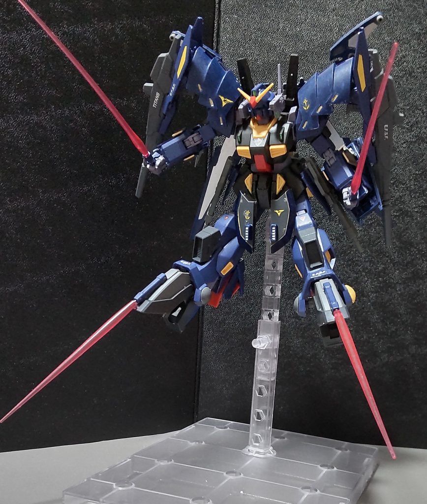 イージスガンダムのようなポーズが取れるのも、リバイヴ版で可動域が拡がったというのが大きいですね。