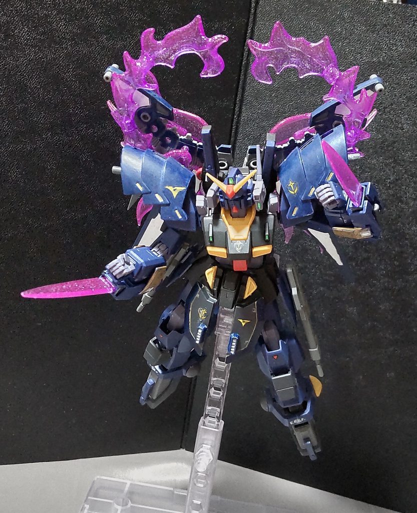 但し、このカーネイジ・モードにも弱点があり、それは機体へのダメージがパイロットに直接伝わってくるといったもので、コックピットが狙われなくても頭部が破壊されるような事があったら、致命傷になり兼ねないといった諸刃の剣でもあるのだ。