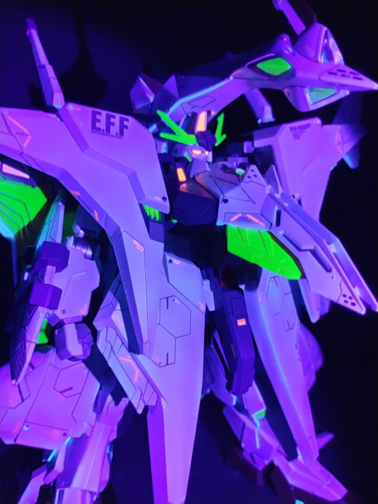 ブラックライトで発光しますが、写真では光り方が肉眼のように写りません。