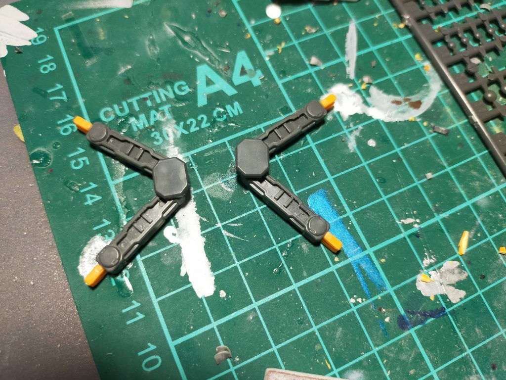 塗装前のアームです。先端の接続パーツはキット付属のものを切って接着しただけです。