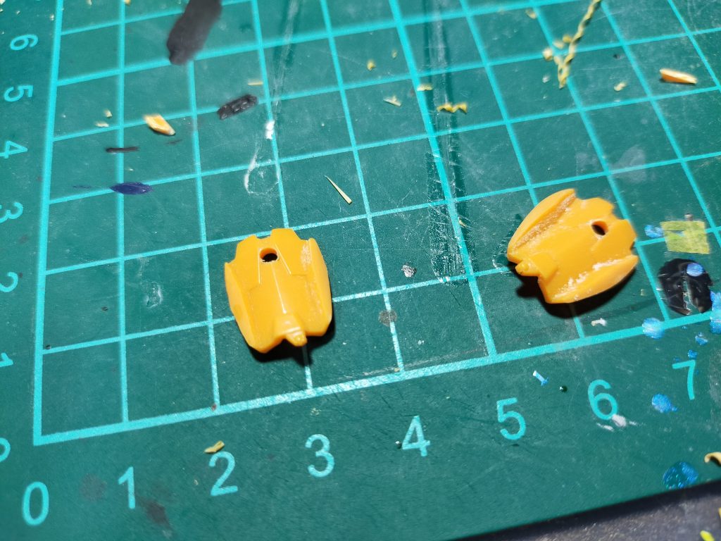 ガンバレルストライカーのアームの基部です。元々のアームは切り取り、中央に穴を開けて、軸を通し、コトブキヤのアームに繋げました。