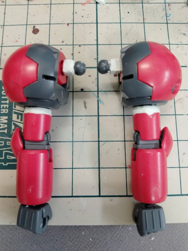 最初はタイタスの肩との接続に悩みましたが、ジョイント同士をつなぎ合わせる事で解決です。