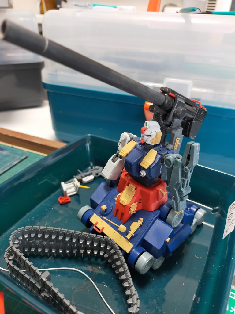 小物は割となんとなくペタペタ貼り付けていくだけでも様になりますね。タミヤの戦車キットから余剰パーツを使用しています。最後まで閲覧ありがとうございました! 