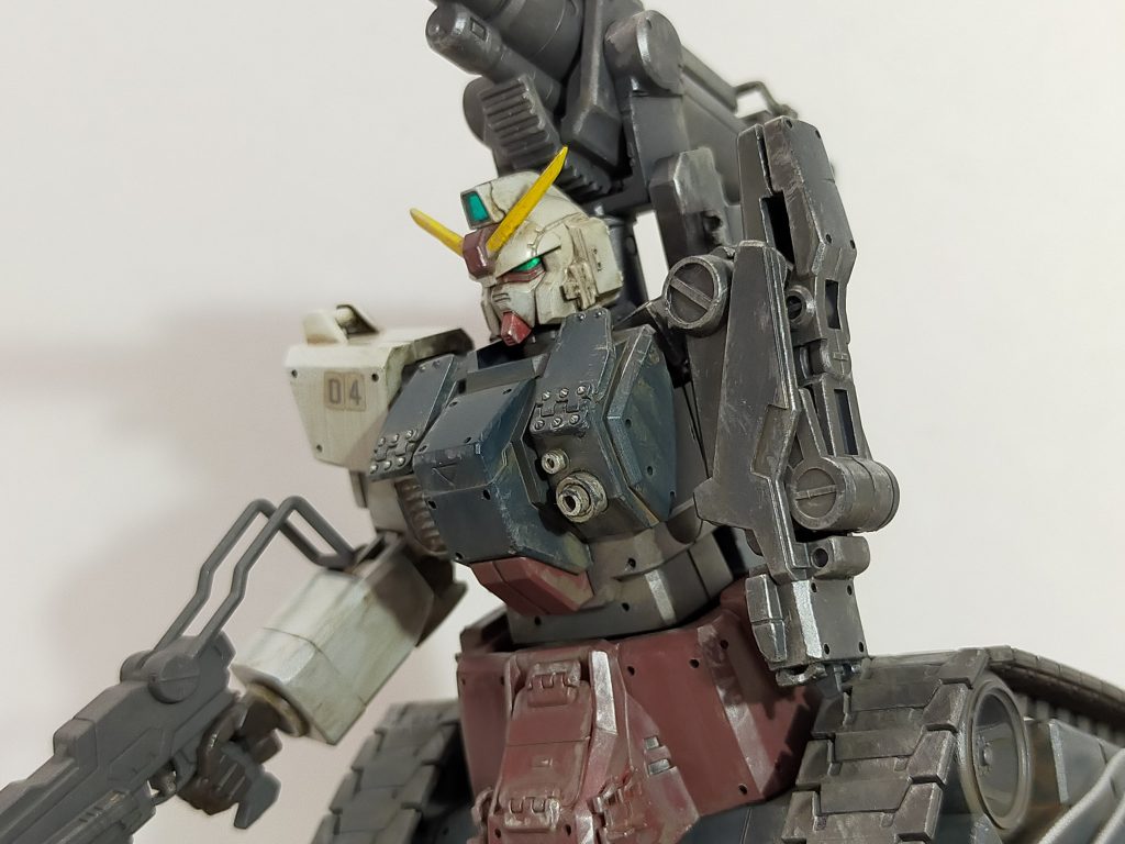 キットから大きな加工はせず、上半身と下半身はそのままマッチできました。キャノン砲はMGボールのものを使用。左腕は、旧キットGP03付属のものを使用。