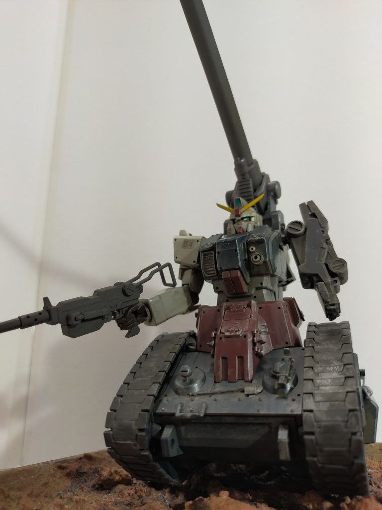 最近ミリタリーモデルにハマっていましてその勢いで作りました。飾らずに眠っている昔作った素組のキットやジャンクパーツなんかを組み合わせてる内に形になりました。リアルさやスケール感(キャノンの大きさ)など色々考えましたが、ガンプラは分かり易さや自由なカッコ良さこそ魅力なのかなと個人的には思った次第です。