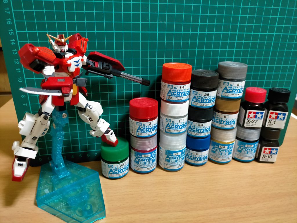 塗装レシピ 基本塗装アクリジョン機体白:ベースホワイト→ホワイト機体赤:ベースレッド→レッド機体青:ブルー機体オレンジ:ベースホワイト→オレンジ機体イエロー:ベースイエロー→ゴールド機体関節等:ベースグレー機体黒:メタリックブラックバックパック等:ネイビーブルーバーニア/ナイフ等:シルバーセンサー類:シルバー→クリアグリーン差し色エナメルブラック/ガンメタル/クリアレッド作り終えたものの一箇所ヒンジ部をぶち折るトラブルが有ったり(高確率でやってしまうorz)、何よりオレンジの隠蔽力がかなり薄い!!事が見に染みましたorz普段イエローはゴールドに塗り替えで逃げてるので(;^ω^)ただオレンジは【塗装→斑をヤスリがけ→塗装→斑をヤスリがけ→塗装】と今迄で一番手間がかかりましたが、なんとか今の状態に落ち着きました!又、塗分けも個人的には満足な出来にはなったので良しとします(笑)最後までご覧頂き感謝です(`・ω・´)ゞ6/2021