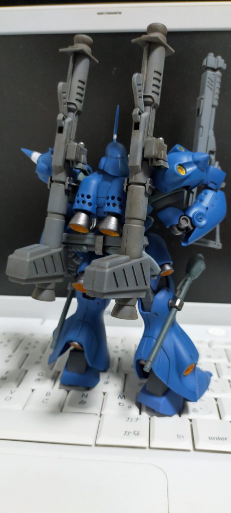 途中何度も萎えながらようやく完成。バーニアの黄色とトゲの白、関節とバーニアは焼鉄色、腹のパイプはメッキペンで部分塗装。それ以外は、成型色にフィルターリキッドで色付け。