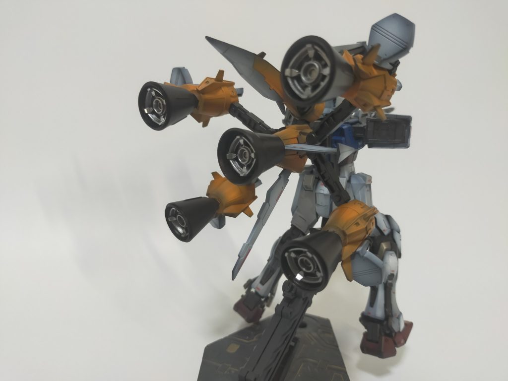 ガンバレルにボリュームを持たせるため、バーニアはwave製のものへ置き換え、サイドにはコトブキヤのエッジディテールを追加。また、テールスタビライザーはエールストライカーの羽のパーツへ変更しています。