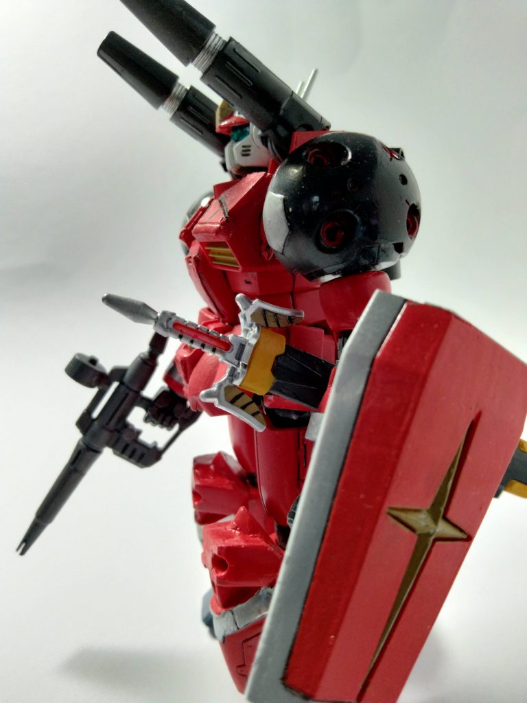 剣の取っ手部分も蛍光ピンクなのは、ビームソードのエネルギー量を表しております。