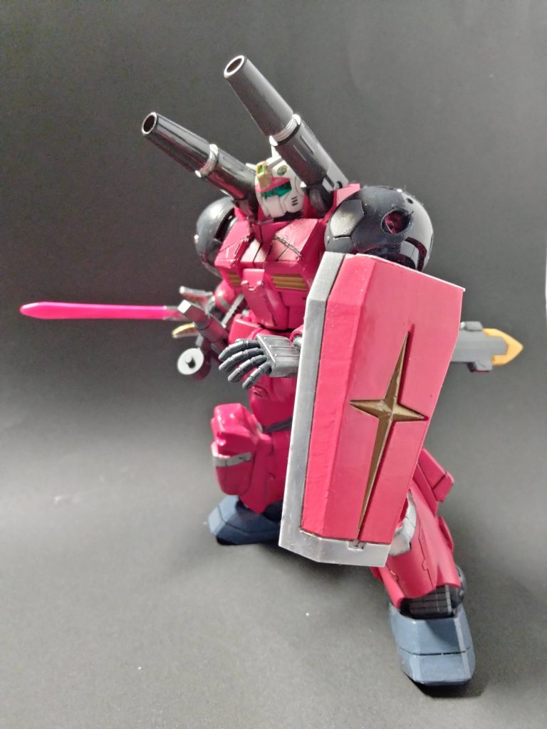 サーベルは蛍光ピンクでビームソード的な感じにしてます。