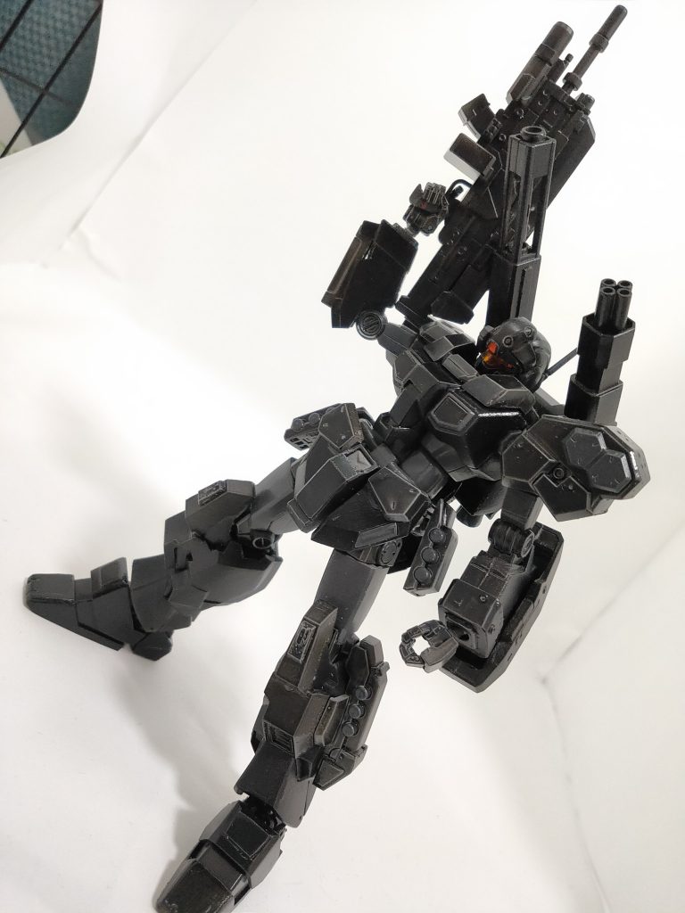 腰を2mm延長とダクトの追加多少のプラ板工作を経てサフからラッカーで塗装しました。