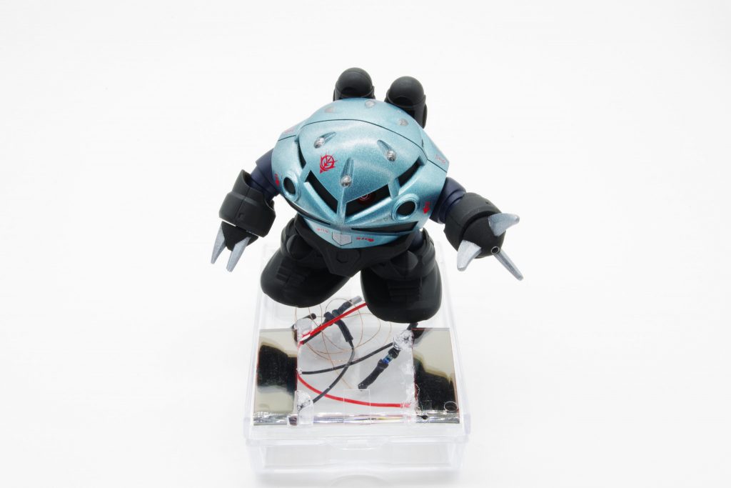 100均の電卓を分解。ソーラーパネルを取り出しました。いい感じの台座が無かったのでスケスケです、配線見えてます。光らなかった時の絶望がやばそうなので合わせ目消す勇気はありませんでした。