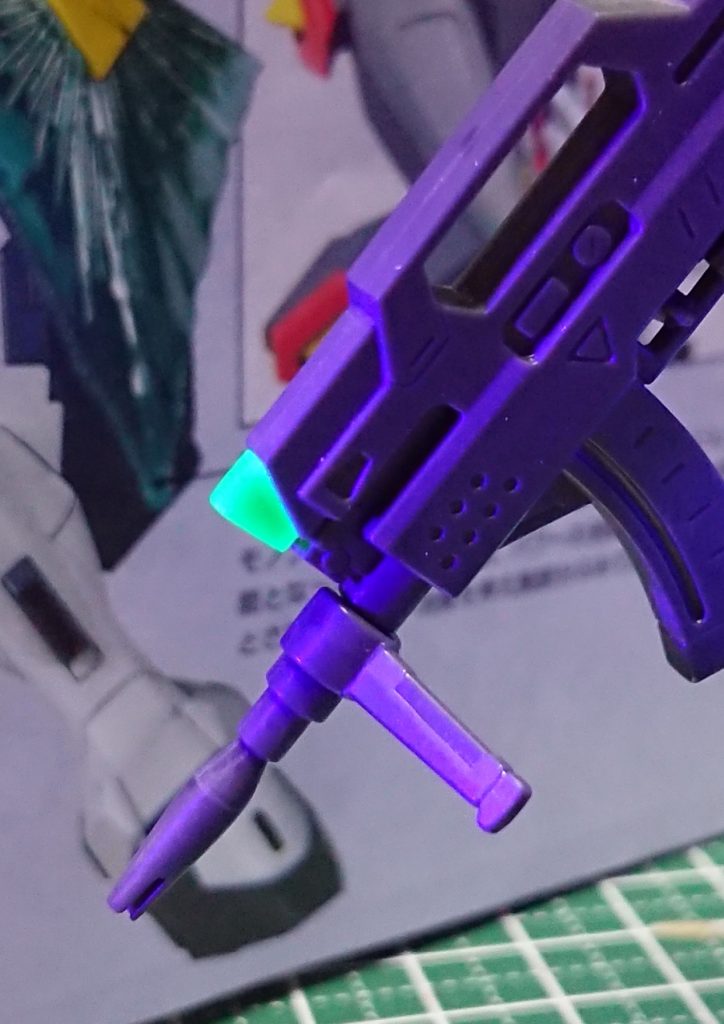 ライフルのセンサーはUVライトで光る素材を接着