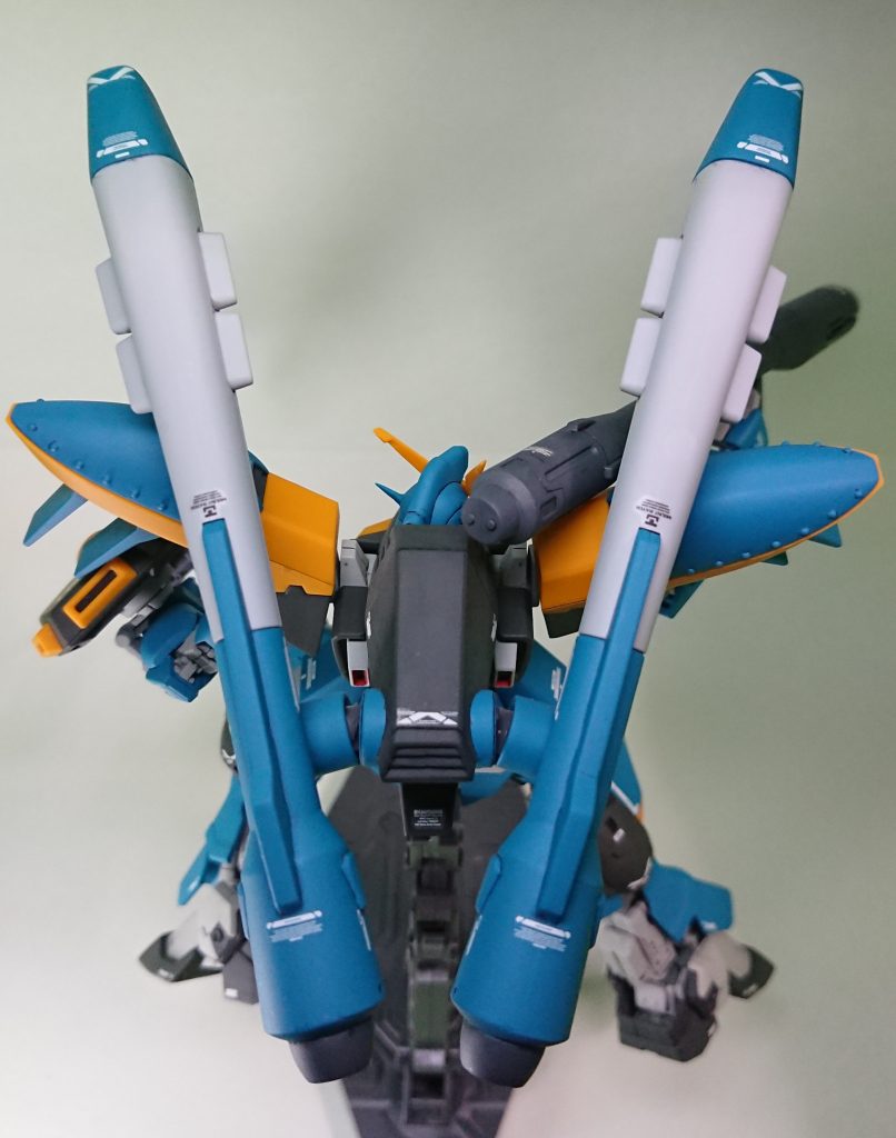 背部武装の付け根に前回余ったフリーダムの羽根可動軸を仕込んであるので、左右、広角、狭角、上下とフレキシブルに動きます