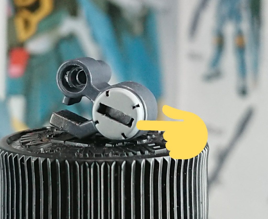 ここに削って合わせたクリアパーツやHアイズを入れました