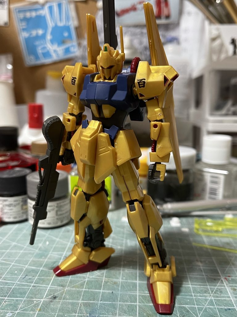 受け取った時の状態。小学生の息子さんが作ったようで、ゲート処理が甘くてところどころ隙間が。成型時のウェルドも気になるので、金色部分は塗装しましょうか。