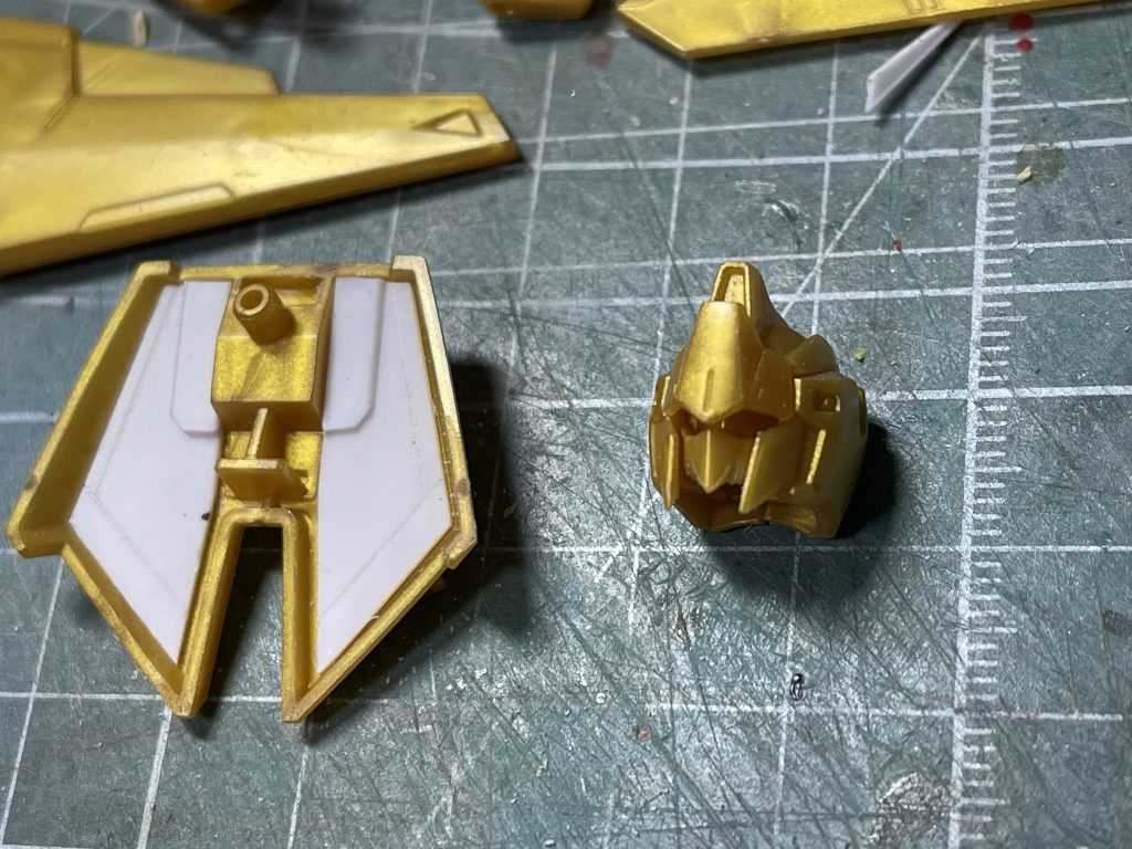 スカート裏はプラ板でふさぎます。どうにも昔から百式の面長のマスクが受け付けないので削って小型化。これぐらいが好み。ナガノデザインですし。