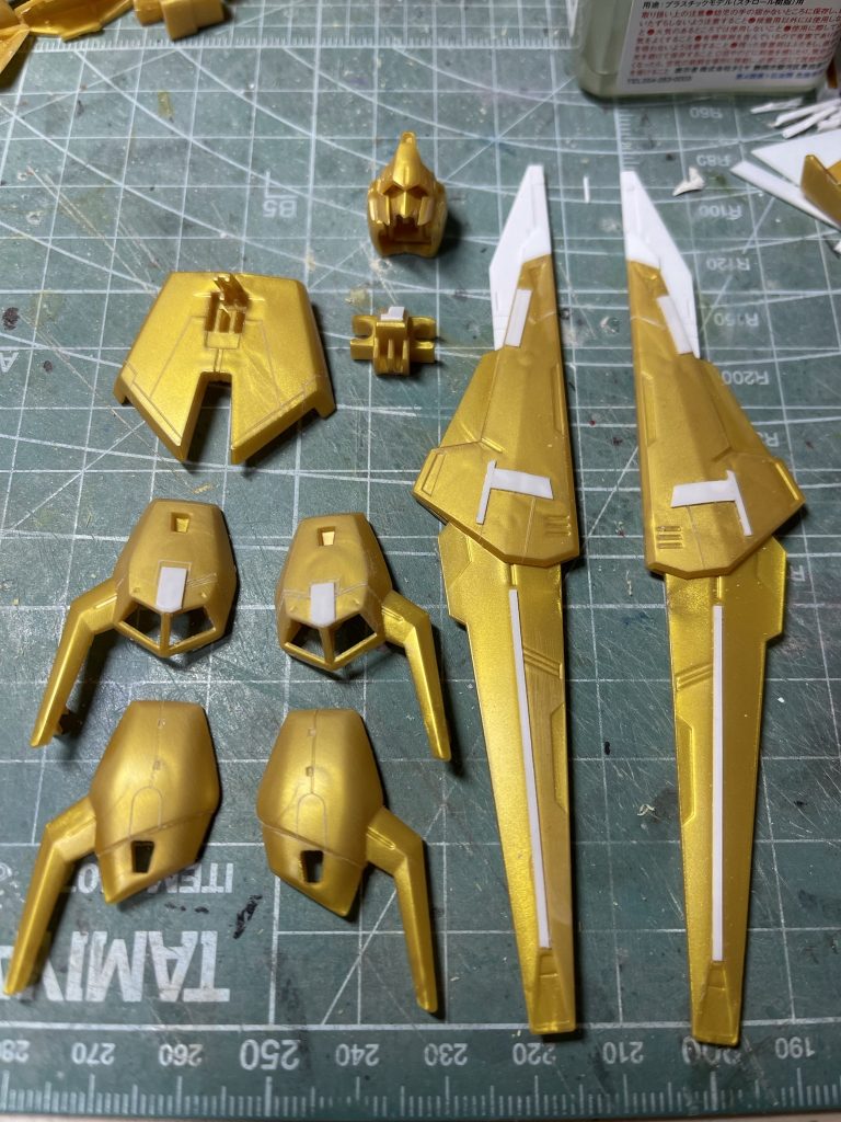 ウィングバインダーも机の上に転がってたジャンクパーツで上方へ延長。スジ彫り、プラ板でディテール追加。