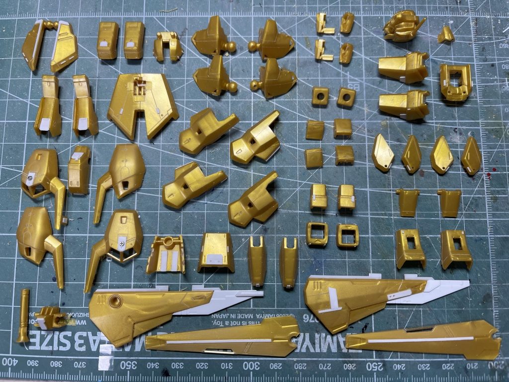 金色部分ほぼすべてのパーツにスジ彫り、ディテール追加などの工作をしています。