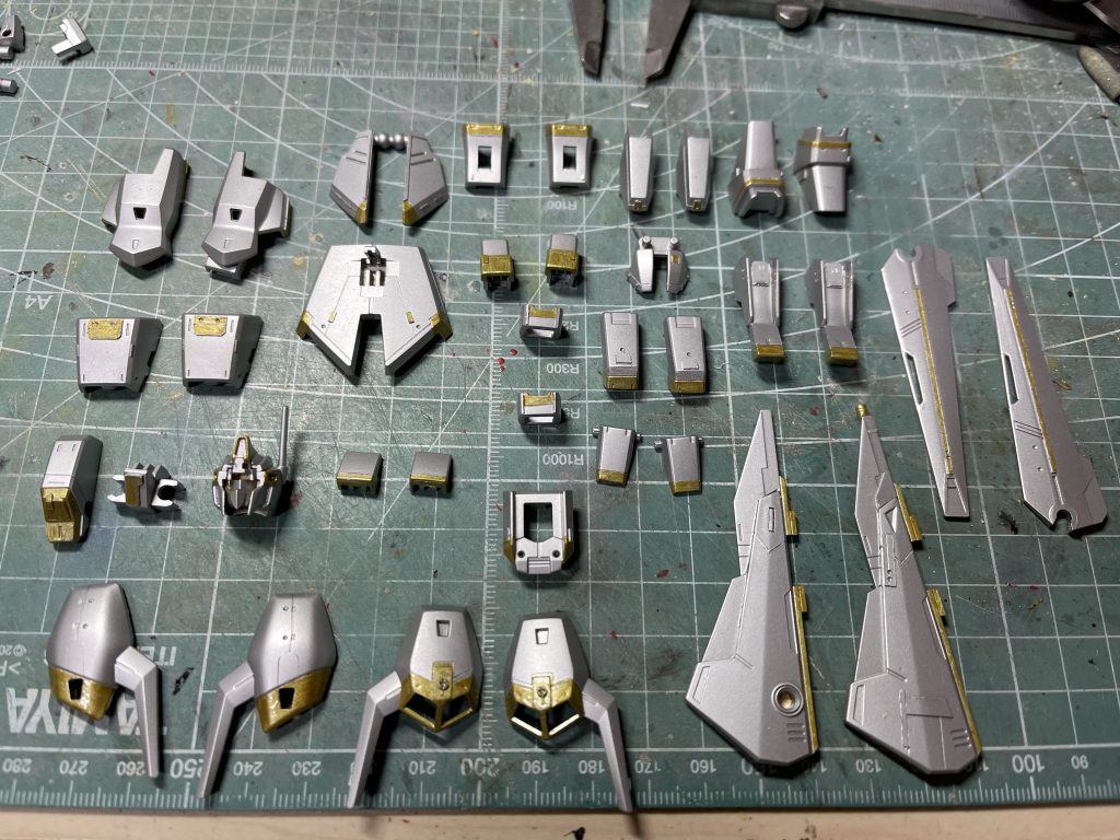 下地にシルバー塗装。パネルごとに金色を塗り分けてます。