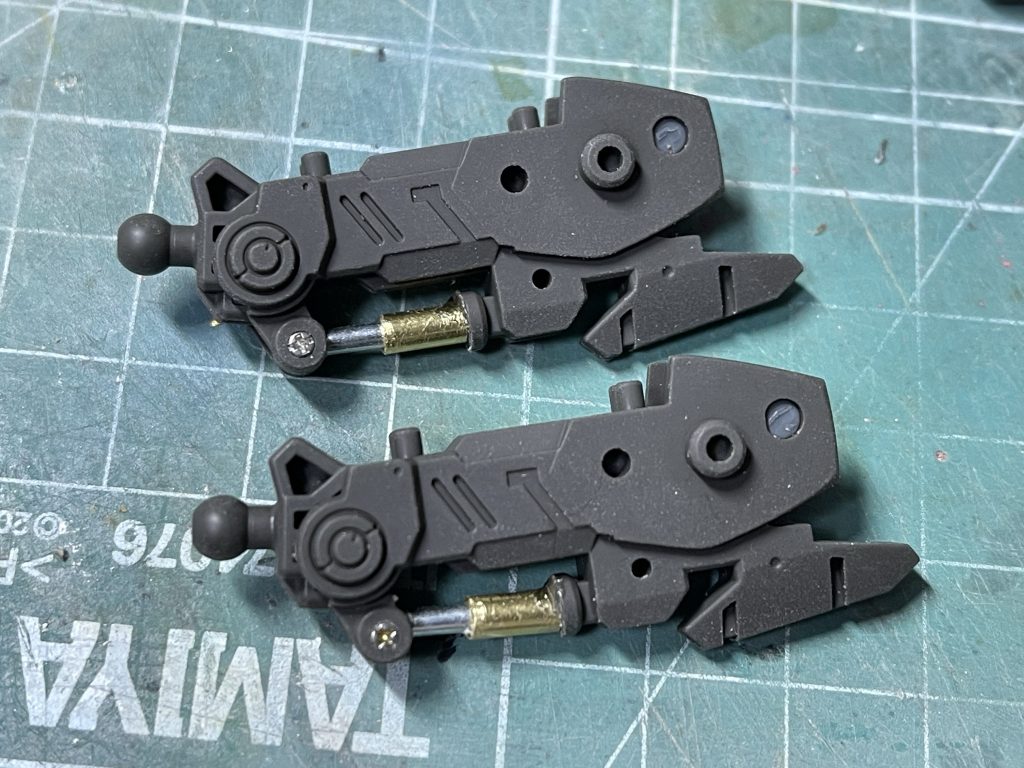 定番工作として。脛のシリンダーは金属パイプで作り直します。基部にメガネフレーム用のネジを入れました。ぴったり。