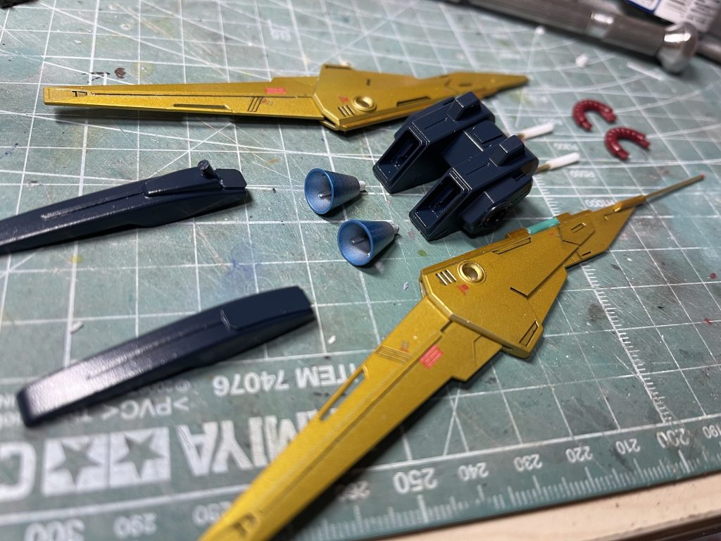 バックパックのノズルを大型化。ここもシルバー地にクリアブルーをエッジに吹いてチタンの焼け表現を試してみました。練習練習。スタビライザーも机の上に転がってたジャンクパーツを使って大型化。