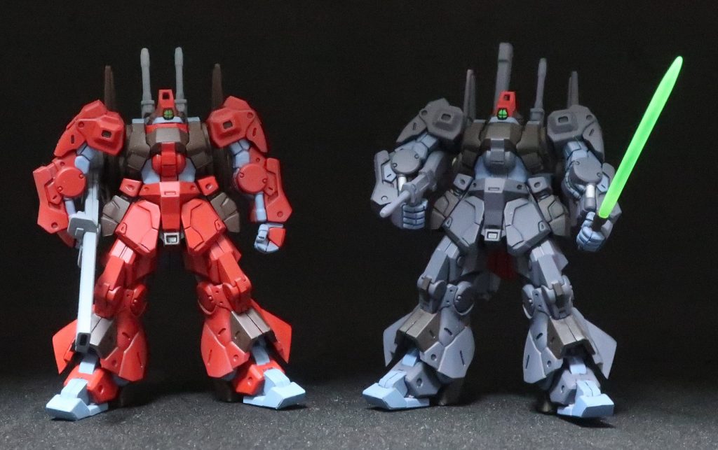 赤と一緒に。ピストルだけだとバズーカと比べて寂しかったので、ビームサーベルを持たせてみました。柄はキットのものを使用、ビーム部はガンプラのサーベルパーツのランナー部分を削って作りました。