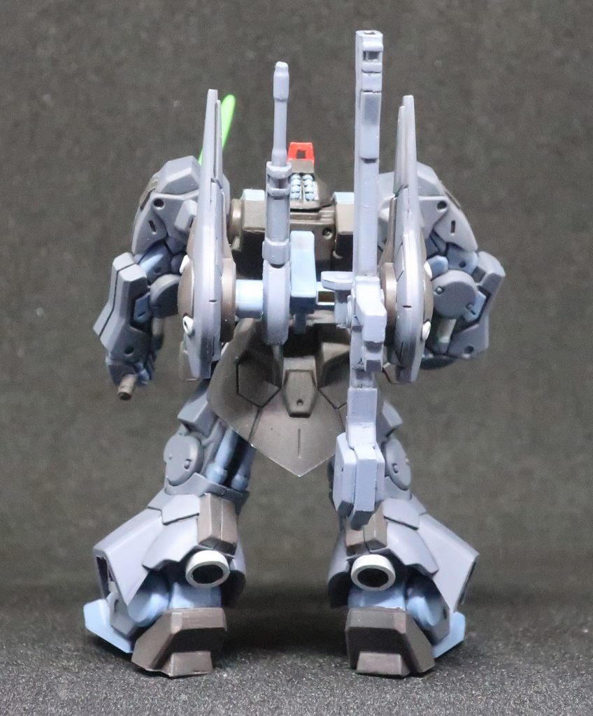 前回は赤を作ったので今回は黒にしました。ただの色変えでは面白くないので、バズーカを背中に回してピストルを持たせました。