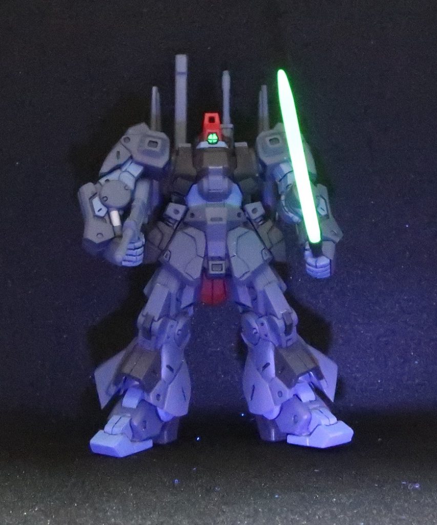 モノアイは蛍光塗料なのでUVライトで光ります。ビームサーベルは塗装無しで光りました。