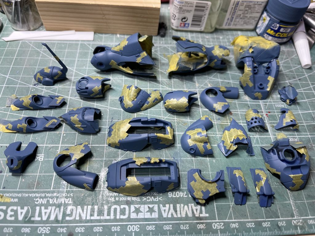 設定を補完するかたちで、ブルー系の機体色は都市迷彩ということにしました。さらに効果を上げるため、デジタルドットを採用。ハイキューパーツ様からでているマスキングシートを使用し、初挑戦してみました。ベースにミディアムブルー、2色目に調色した明度の高いブルー系、最後にベースとなるフロシタニアンブルーを吹きました。マスキングを剥がすときのドキドキ感はクセになりそうです。